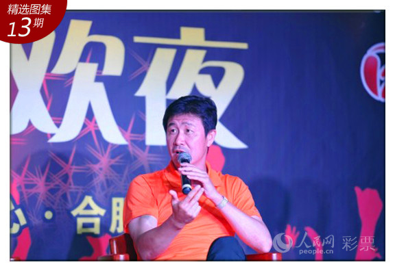【安徽】体彩“百店狂欢”活动盛大启幕
【事件回顾】6月23日晚,由安徽省体育彩票管理中心联合合肥在线、安徽综艺频道、安徽交通广播、新浪安徽等媒体共同举办的“竞彩世界杯·百店狂欢”活动在合肥阿德勒啤酒屋盛大开幕。国家体彩中心竞猜处处长刘岳冶,以及原亚洲第一前锋郝海东、亚洲第一“重炮手”黄向东等足坛名宿也空降合肥,出席了活动。